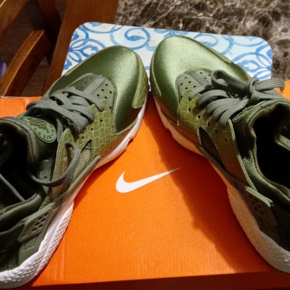 WMNS Nike Huarache - Picture 6 of 7